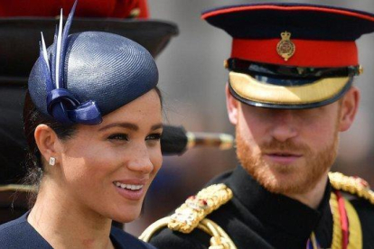 Meghan Markle y su marido el príncipe Enrique, en el Trooping the Colour, desfile celebrado este sábado en Londres.-AFP / DANIEL LEAL-OLIVAS