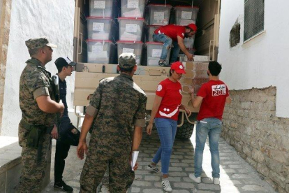 Soldados tunecinos vigilan la distribución de urnas electorales en Túnez.-MOHAMED MESSARA (EFE)