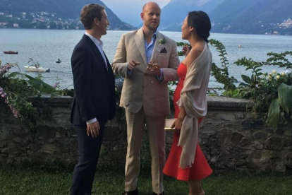 Mark Zuckerberg con su esposa Priscilla Chan en la boda de Daniel Ek.-