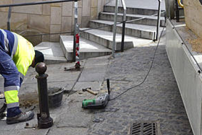 Un operario municipal trabaja en tareas de asfaltado en las calles de la capital. / VALENTÍN GUISANDE-