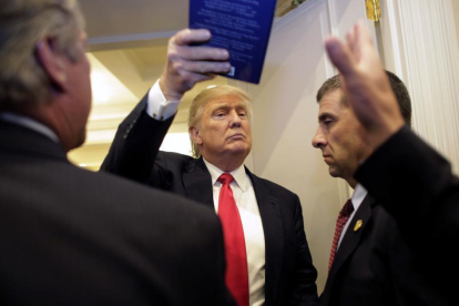 Donald Trump, con un libro de sus seguidores, en Jupiter, Florida.-LYNNE SLADKY / AP