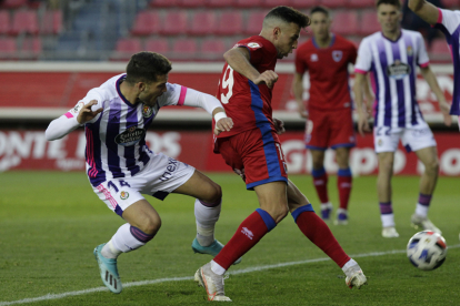 Gabarre remata a portería durante el partido disputado ayer entre el Numancia y el Real Valladolid B. Luis Ángel Tejedor.
