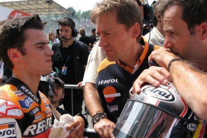 Foto histórica (2007): Dani Pedrosa, junto al técnico Mike Leitner, con quien se reencontrará ahora en KLM, y su descubridor Alberto Puig.-EMILIO PÉREZ DE ROZAS