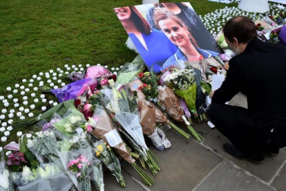 IImágenes del tributo floral a Jo Cox en Birstall, cerca de Leeds (norte de Inglaterra).-AFP / BEN STANSALL