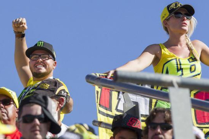 Seguidores de Valentino Rossi animan a su ídolo durante el GP de Valencia, en Cheste.-MIGUEL LORENZO