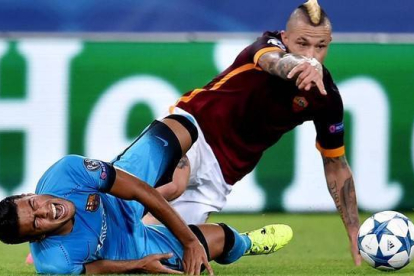 Rafinha, dolorido, tras la entrada de Nainggolan.-AFP