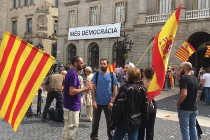 Manifestación con banderas españolas y catalanas, en la plaza de Sant Jaume.-SERGIO LAINZ