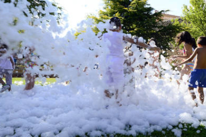 La temperatura no tan veraniega no amilanó a los pequeños jugando con la espuma en Santa Clara. / ÁLVARO MARTÍNEZ-