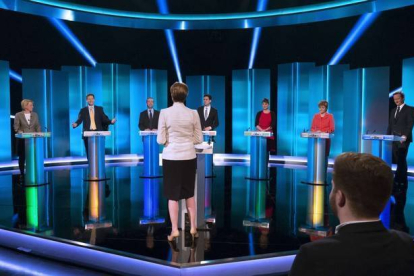 De izquierda a derecha, Natalie Bennett (Verdes), Nick Clegg (Liberal Demócratas), Nigel Farage (UKIP), Ed Miliband (Partido Laborista), Leanne Wood (Plaid Cymru), Nicola Sturgeon (SNP) y David Cameron (Partido Conservador ), durante el único debate telev-Foto:   AFP / KEN MCKAY