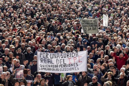 Imagen de una manifestación de pensionistas en Bilbao, en febrero del 2018-MIGUEL TONA (EFE)