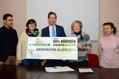 Gómez y Garrido sostienen el cheque simbólico de la donación.-ÁLVARO MARTÍNEZ