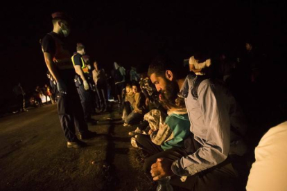 Un grupo de refugiados tras cruzar la frontera entre Hungría y Serbia cerca de Roszke.-EFE / ZOLTAN BALOGH