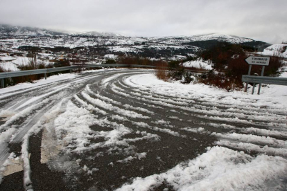 El acceso a la localidad de Tombrio de Arriba (León), desde la carretera LE-715, afectada por la nieve-Ical
