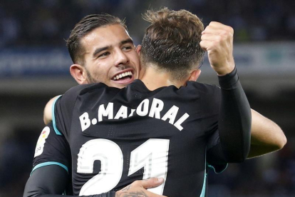 El delantero del Real Madrid Borja Mayoral celebra un gol con su compañero Theo Hernández.-EFE