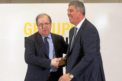 Juan Vicente Herrera saluda a José Vicente de los Mozos tras anunciar los nuevos planes el presidente de Renault.-J. M. LOSTAU