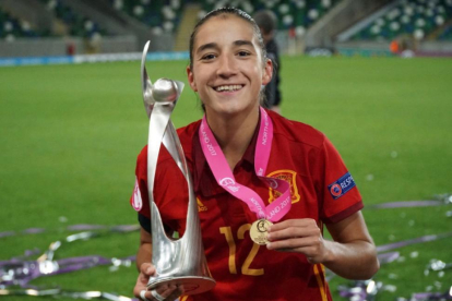Lucía Rodríguez con el trofeo como campeona de Europa sub-19.-D.S.