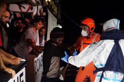 Efectivos de la Guardia Costera proceden a la evacuación de 8 personas necesitadas de asistencia urgente que permanecían en el barco de la ONG española Open Arms, que sigue bloqueado desde hace 18 días frente a la isla italiana de Lampedusa.-EFE/FRANCISCO GENTICO (EFE)