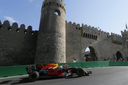 Max Verstappen conduce el Red Bull durante la primera sesión de entrenamientos del GP Azerbaiyán.-ZURAB KURTSIKIDZE