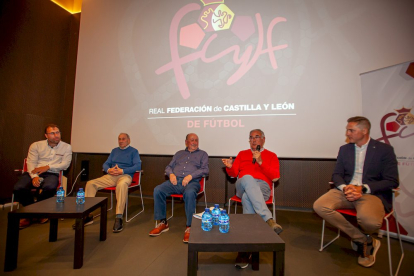 Charla en Cines Mercado por el centenario de la FCyL de fútbol. MARIO TEJEDOR (1)