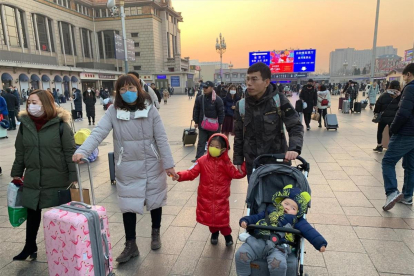 Viajeros en la Estación Central de Ferrocarril de Pekín que regresan a sus lugares de origen para pasar el Año Nuevo Chino.-EFE