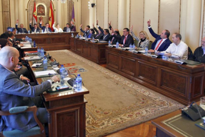 Diputados del equipo de Gobierno de la Diputación votando a favor ayer en el Pleno de Presupuestos-M.T.