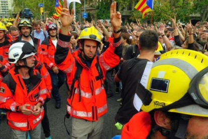 Bomberos de la Generalitat durante el paro del 3 de octubre.-/ RICARD CUGAT