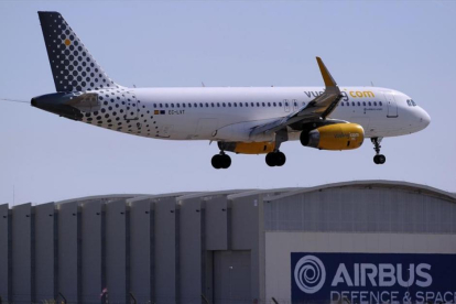 Un avión de Vueling en Sevilla.-AFP / CRISTINA QUICLER