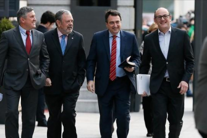 El portavoz del PNV, Aitor Esteban, acompañado de otros diputados al llegar la pleno del Congreso.-JUANJO MARTIN / EFE