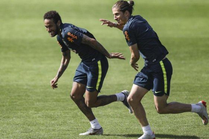 Neymar y Filipe Luis, en un entrenamiento de la selección.-GETTY / BUDA MENDES