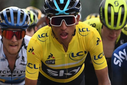 Egan Bernal, de amarillo, durante la última etapa de la París-Niza que ha ganado.-AFP