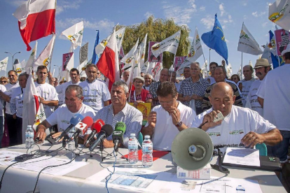 Los coordinadores de la Alianza acompañados de los dirigentes nacionales de UPA y COAG en una protesta en Salamanca, por la crisis del sector lácteo.-ICAL