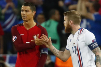 Cristiano Ronaldo saluda de mala gana a Gunnarsson tras el Portugal-Islandia disputado en Saint Etienne.-REUTERTS / KAI PFAFFENBACH