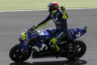 Valentino Rossi (Yamaha) saluda, feliz, a sus aficionados tras lograr la pole en Mugello.-AP