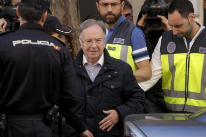 Miguel Bernard, presidente del sindicato Manos Limpias, sale de la sede acompañado de la policía.-JOSÉ LUIS ROCA