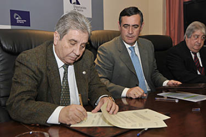 Andrés Gutiérrez Lara y Antonio Pardo durante la firma del convenio entre Federación de Caza y Diputación de Soria. / VALENTÍN GUISANDE-