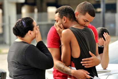 Amigos y familiares de los fallecidos en un atentado contra la comunidad LGTB en Orlando.-REUTERS / STEVE NESIUS
