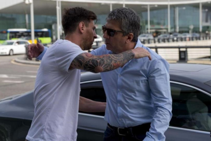Jorge Horacio Messi despide en el aeropuerto de El Prat a su hijo Leo el pasado martes, cuando se marchó a Argentina para concentrarse con su selección-JOAN MONFORT