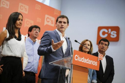 Albert Rivera, rodeado de otros dirigentes del partido, el miércoles, cuando anunció que Ciudadanos se abstendrá en la segunda vuelta de la investidura de Mariano Rajoy.-EFE / PEDRO RUIZ