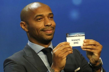 Thierry Henry, con la papeleta de 'su' Arsenal, en el sorteo de la Champions del jueves.-AFP / CLAUDE PARIS
