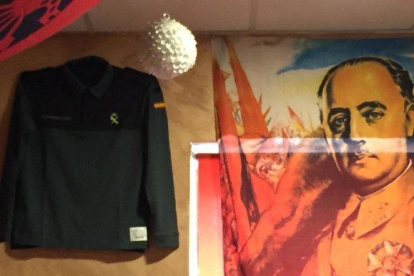 Camisa de la Guardia Civil junto a retrato de Franco en el Bar Oliva de Madrid.-DAVID CASTRO