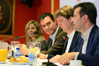 Esther Pérez, Pedro Sánchez, Carlos Martínez y Luis Tudanca, ayer, durante el desayuno informativo en Soria.-ÁLVARO MARTÍNEZ