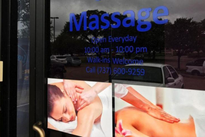 Puerta principal del "Jade Massage Therapy".-REUTERS / JON HERSKOVITZ