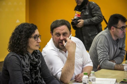 Oriol Junqueras y Marta Rovira durante la reunión de la ejecutiva de ERC.-JOAN PUIG