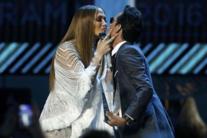 Jennifer Lopez y Marc Anthony durante su actuación en los Grammy latinos.-REUTERS / MARIO ANZUONI