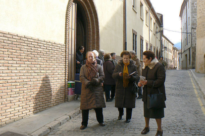 Un grupo de agredeñas a la salida de la parroquia de la Sor María./ EVA SÁNCHEZ-
