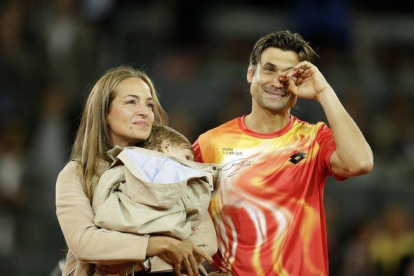David Ferrer, junto a su mujer e hijo, en Madrid.-AP
