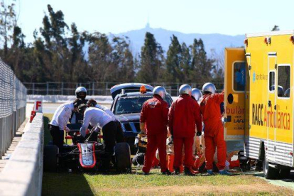 Fernando Alonso, recibe asistencia médica tras el accidente.-GETTY
