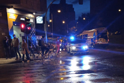 Policía Local y una ambulancia atienden al herido en el lugar de los hechos. HDS