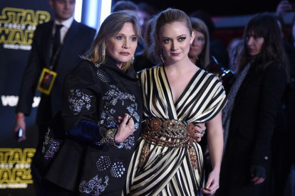 Carrie Fisher con su hija, Billie Lourd, en el estreno de 'Star Wars: El despertar de la fuerza'.-Jordan Strauss/Invision/AP