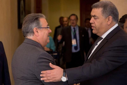 El ministro español de Interior, Juan Ignacio Zoido, saluda a su homólogo marroquí, Abdelouafi Laftit (d), durante su participación en la V Conferencia Euroafricana que se celebra en Marrakech.-EFE